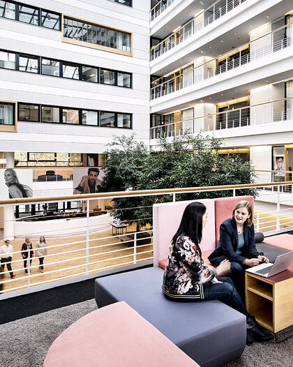 DOUGLAS Group Mitarbeiterinnen unterhalten sich im DOUGLAS Group HQ