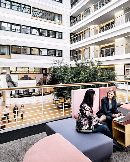 DOUGLAS Group employees chatting in the DOUGLAS Group HQ