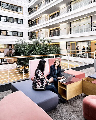 DOUGLAS Group employees chatting in the DOUGLAS Group HQ